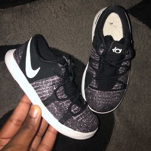 KD tennis shoes